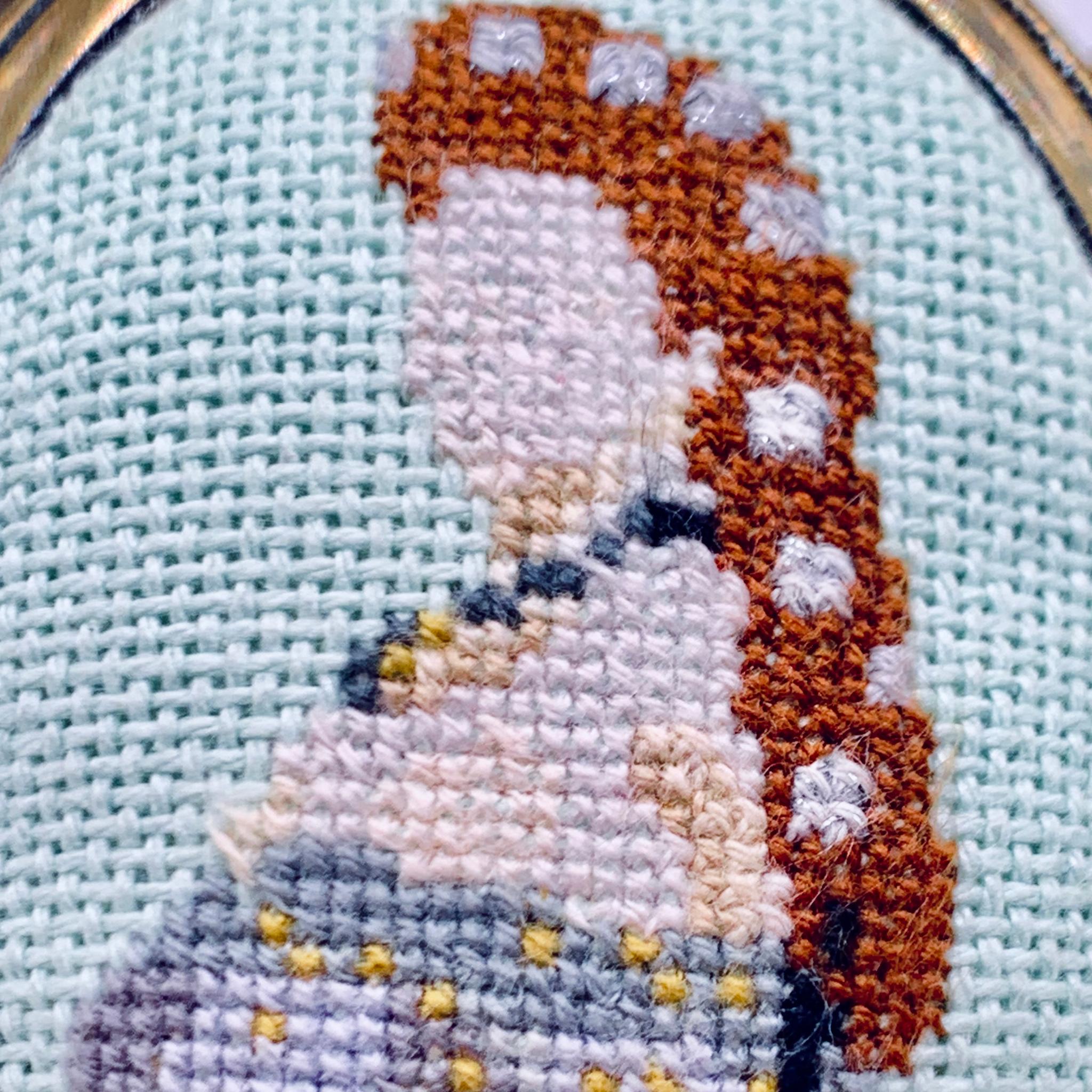 永遠の美を纏う、エリザベート皇后の肖像画ブローチ　マイクロクロスステッチ手刺繍 | 2枚目